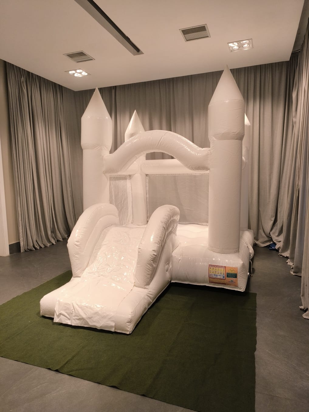 Castelo Branco Inflável com Escorregador – Diversão Elegante para os Pequenos - foto 1