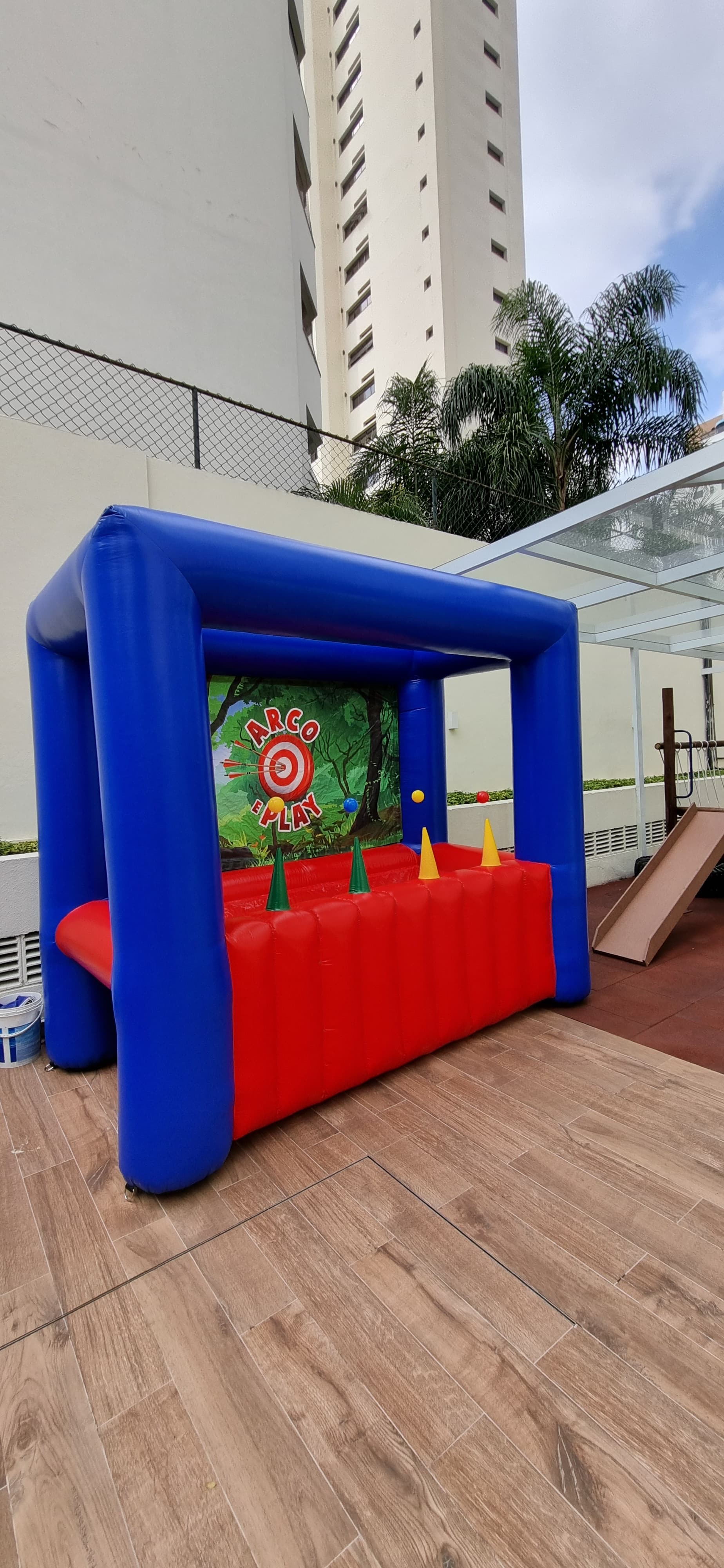 Arco e Play Inflável – Desafio de Mira para Eventos - foto 1